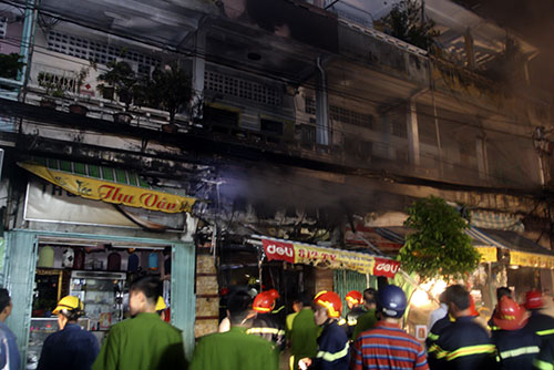 Vụ cháy lớn ở TPHCM đã thiêu rụi toàn bộ cửa hàng và làm những căn phía trên ám khói đen