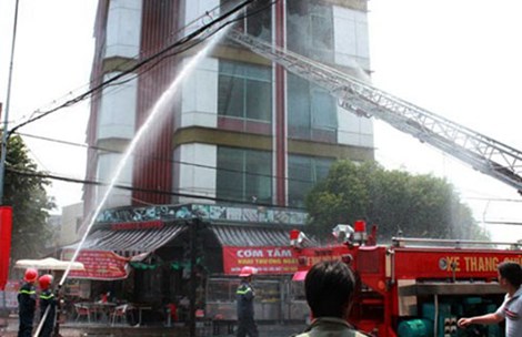 Lực lượng cứu hỏa nỗ lực dập lửa tại tòa nhà Coffe Napoli trong vụ cháy ở Bình Dương