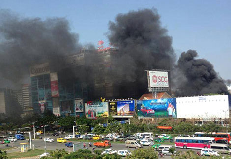 Cột khói bốc cao đen kịt một góc trời khiến nhiều người tưởng có cháy lớn gần sân bay Tân Sơn Nhất
