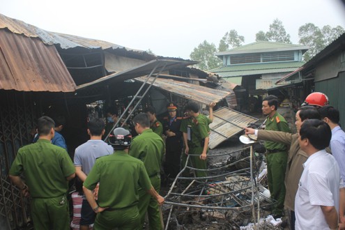 Cháy lớn ở Quảng Trị: Người dân khóc ngất vì mất tài sản