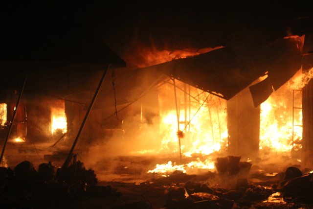 Cháy lớn ở Quảng Trị: Người dân khóc ngất vì mất tài sản