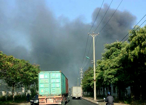 Ngọn lửa kèm khói bốc cao trong đám cháy tại khu công nghiệp Quế Võ, Bắc Ninh