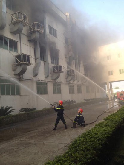 Lực lượng cứu hỏa tích cực chữa cháy tại khu công nghiệp Quế Võ, Bắc Ninh