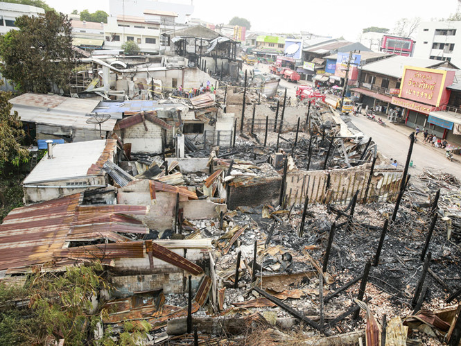 Khu cửa hàng của người Việt ở Kumpawapi bị đám cháy lớn thiêu rụi hoàn toàn