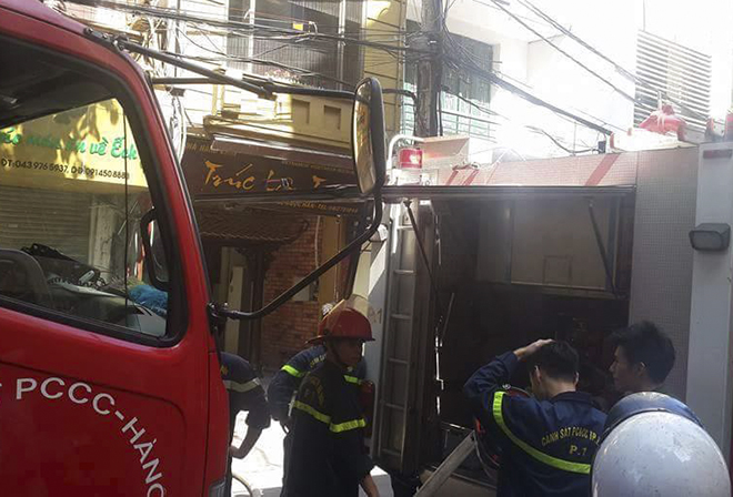 Trước đó không lâu, ở Hà Nội cũng xảy ra một vụ cháy nhà hàng khiến nhiều người hoảng loạn