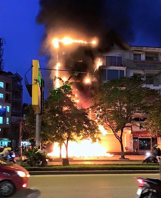 Hiện trường vụ cháy phòng giao dịch ngân hàng tại Hà Nội đêm qua