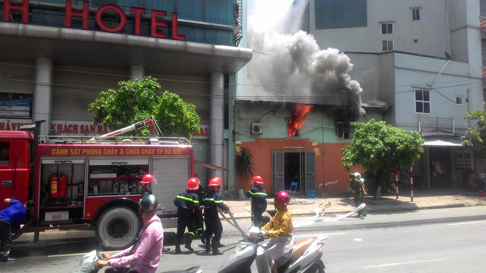 Hai xe cứu hỏa đã được điều đến hiện trường để dập tắt đám cháy nhà