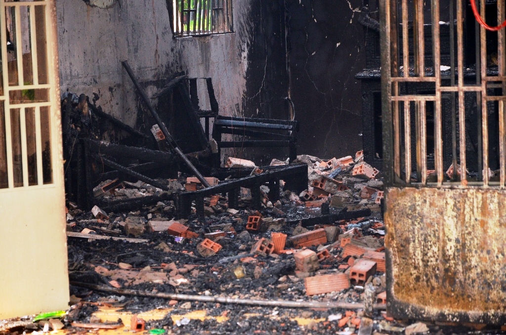 Căn nhà hai tầng đã bị đánh sập, nguyên nhân vụ cháy  hiện đang được điều tra