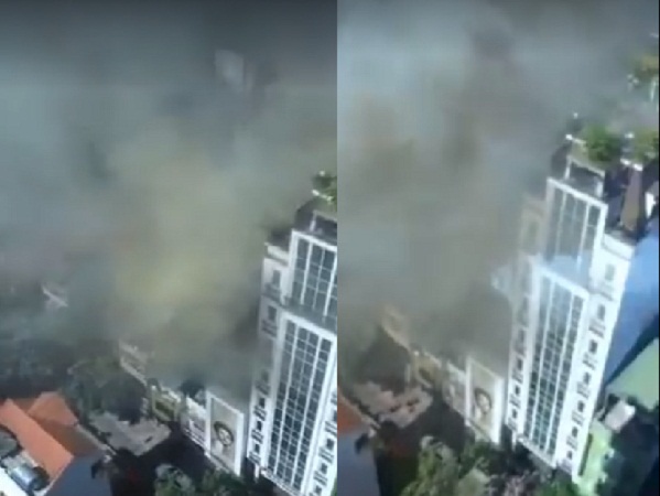 Khói nghi ngút phát ra từ vụ cháy nhà hàng Trúc Lâm Trai ở số 39 phố Lê Ngọc Hân nhìn từ trên cao