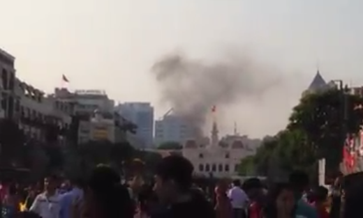 Nhìn từ phố đi bộ Nguyễn Huệ cũng thấy được cột khói cao từ vụ cháy nhà