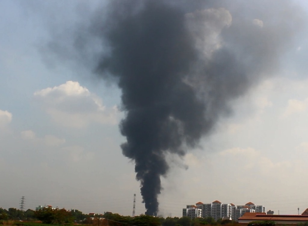 Cột khói bốc cao cả chục mét từ hiện trường vụ cháy nhà máy ở TPHCM
