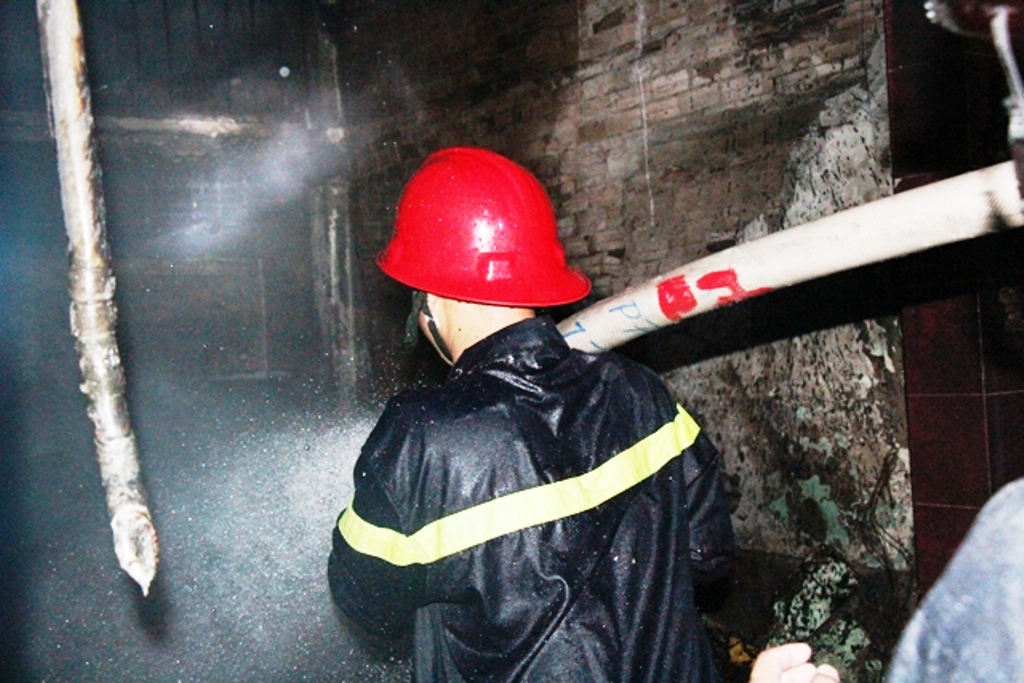 Lực lượng chữa cháy tích cực phun nước vào hiện trường vụ cháy nhà ở thành phố HCM