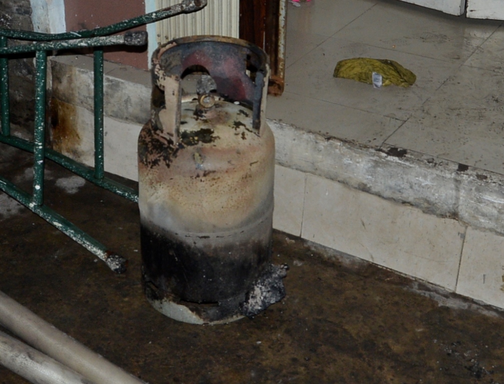 Một bình gas loại 12kg được đưa ra khỏi hiện trường vụ cháy nhà ở thành phố HCM