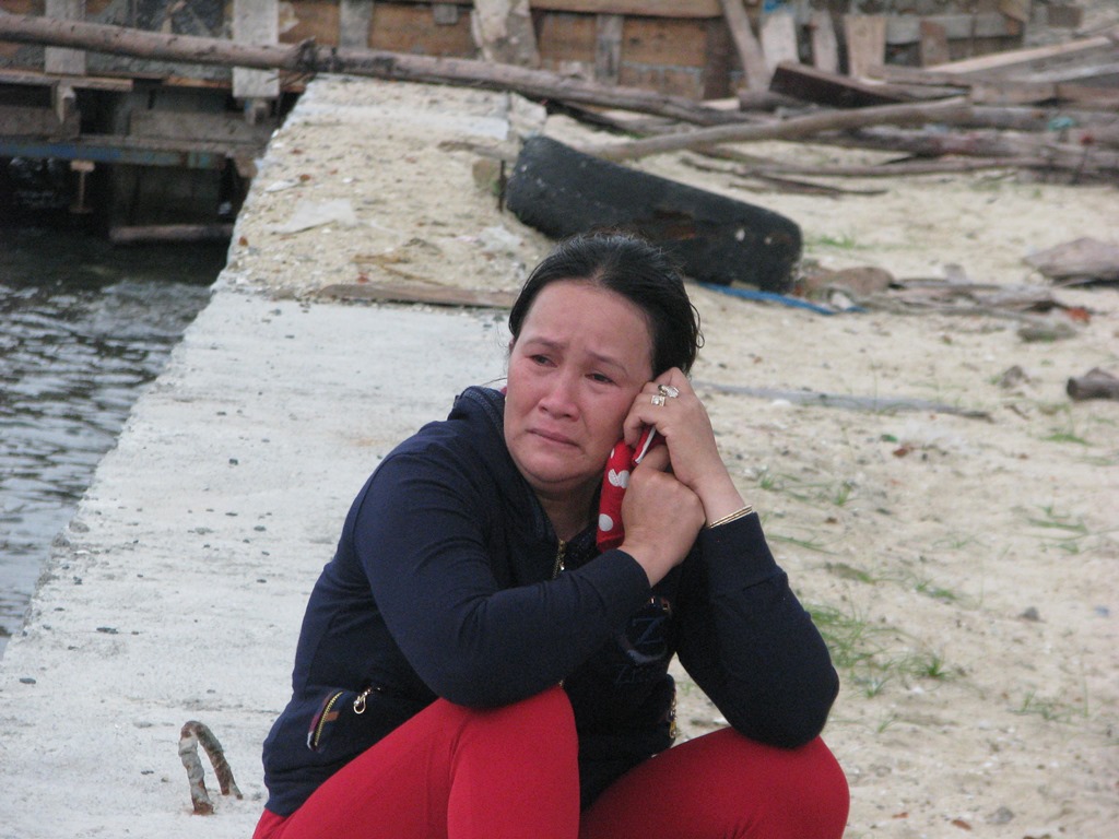 Bà Đồng Thị Lệ Thu không cầm được nước mắt khi nhìn thấy tàu cá Quảng Ngãi gặp nạn bị hư hỏng nặng