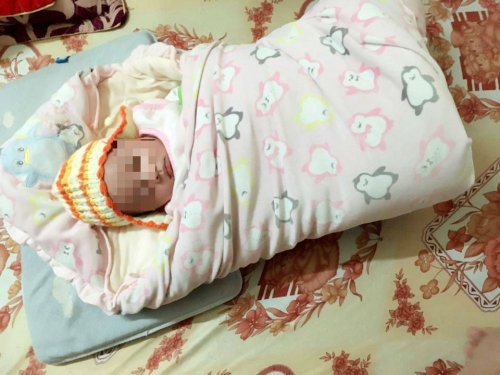 Em bé bị bỏ rơi ở Yên Bái rất kháu khỉnh, có cân nặng 3,5kg