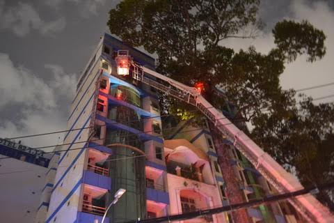 xe thang giải cứu 8 người mắc kẹt trong khách sạn