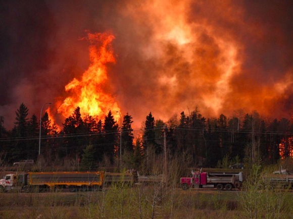 Vụ cháy rừng ở Canada đã kéo dài hơn 1 tuần và vẫn chưa thể được kiểm soát hoàn toàn