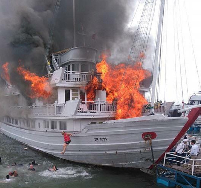 Du khách hoảng loạn nhảy xuống biển trong vụ cháy tàu du lịch ở Quảng Ninh