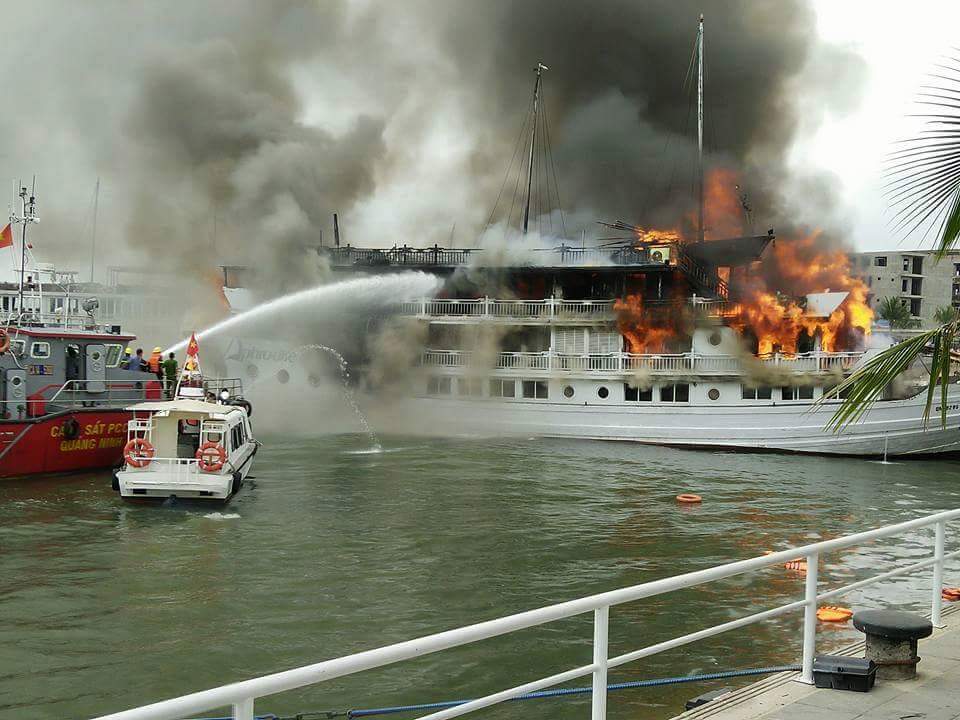 Lực lượng PCCC phun nước dập lửa trên con tàu bốc cháy dữ dội