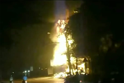 Cột lửa bốc cao hàng chục mét trong đêm xảy ra vụ cháy xe chở xăng ở Hải Phòng