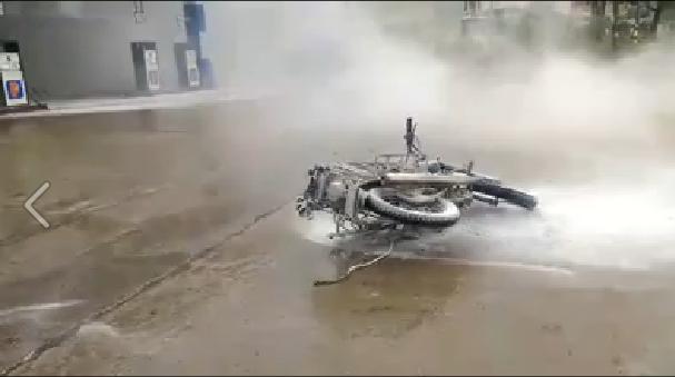 cây xăng cháy thiêu rụi xe máy
