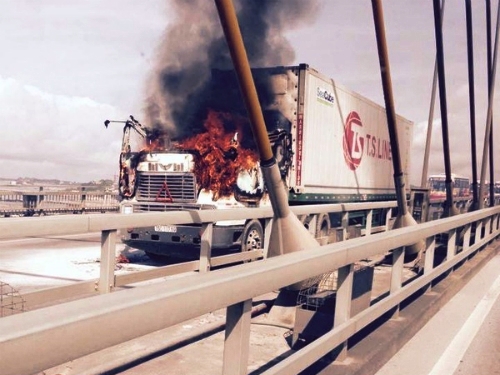 Xe container bốc cháy trên cầu Bãi Cháy.
