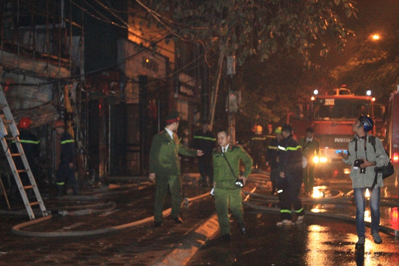 Cháy lớn tại cửa hàng kinh doanh đàn ghita trên phố Nguyễn Khang, lan sang nhà bên cạnh