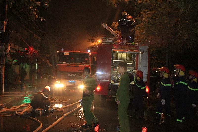 Sau 2 giờ, đám cháy tại số nhà 29 và 31 Nguyễn Khang vẫn chưa được xử lý xong