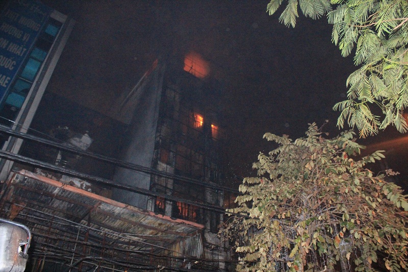 Đám cháy bùng phát tại cửa hàng kinh doanh đàn ghita và cà phê, sau đó lan sang số nhà 31 Nguyễn Khang bên cạnh