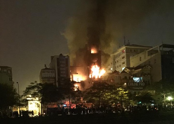 Đến hơn 2 giờ sáng, đám cháy tại số nhà 29 Nguyễn Khang vẫn chưa được dập hoàn toàn