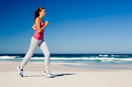Trang phục gọn nhẹ là lưu ý quan trọng trong quá trình chạy bộ để tăng cân