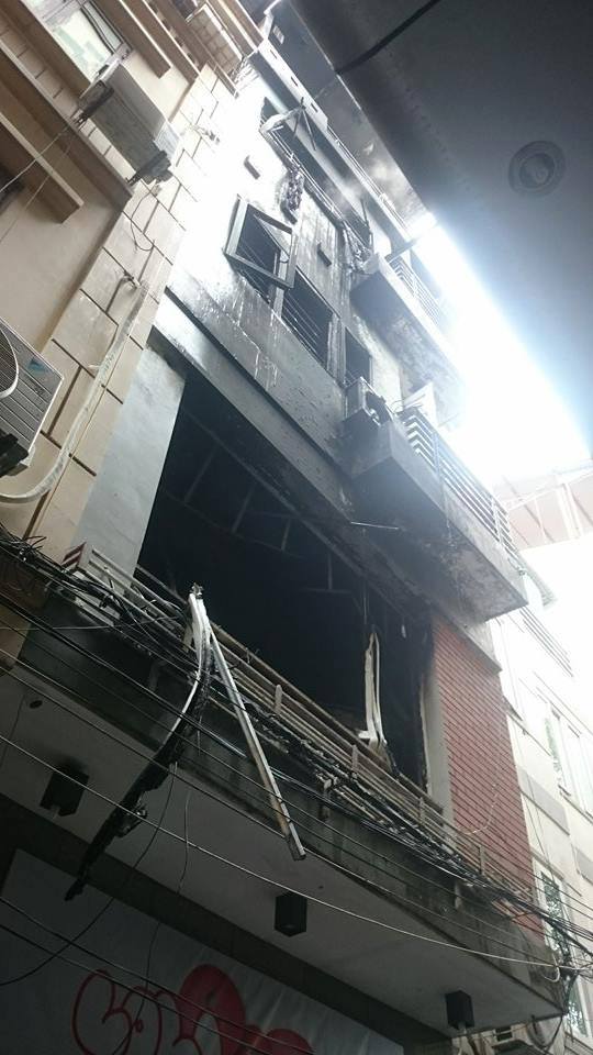 Ngôi nhà 5 tầng ở đường Huỳnh Thúc Kháng bị thiêu rụi hoàn toàn