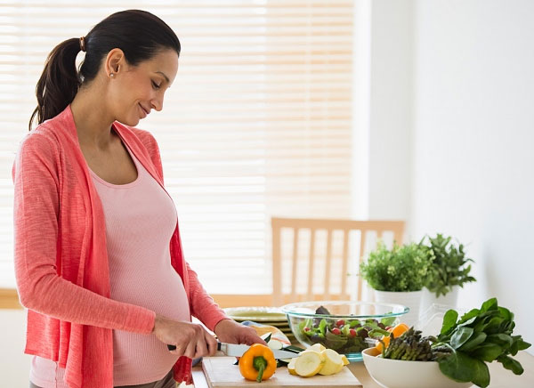 Chế độ ăn uống hợp lí khi mang thai sẽ giúp trẻ thông minh, lanh lợi khi ra đời