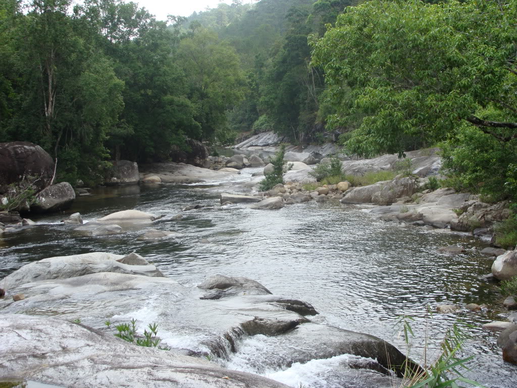 Khu vực này lắm sông suối, vào mùa mưa nước chảy rất xiết, dễ gây nguy cơ đuối nước đối với các em vùng thôn quê.
