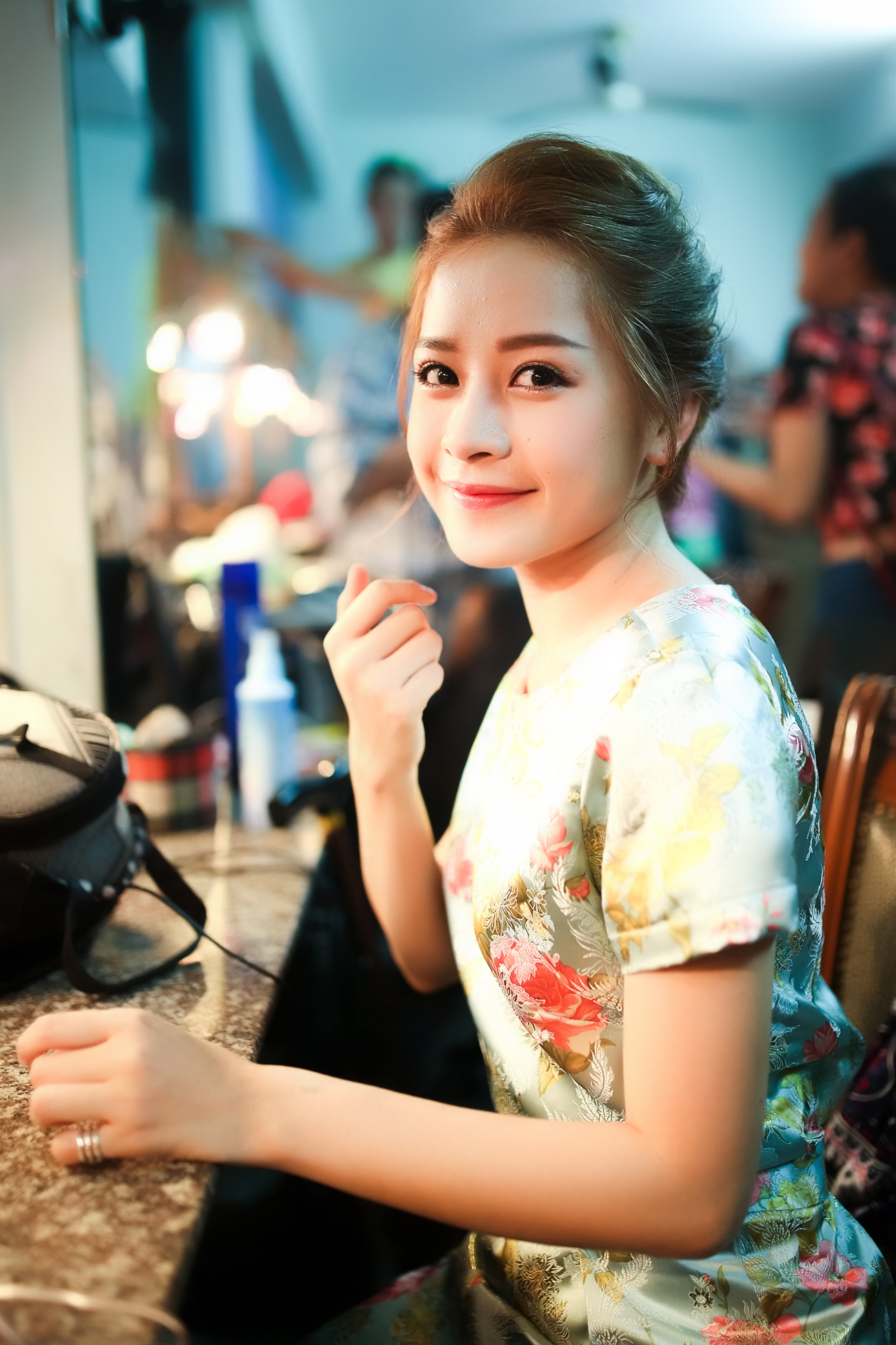 Nữ diễn viên Chi Pu đến từ rất sớm để chuẩn bị cho vai diễn Tâm Ngải trong vở nhạc kịch Thiên Đài – The Rooftop (chuyển thể từ phim của Châu Kiệt Luân)