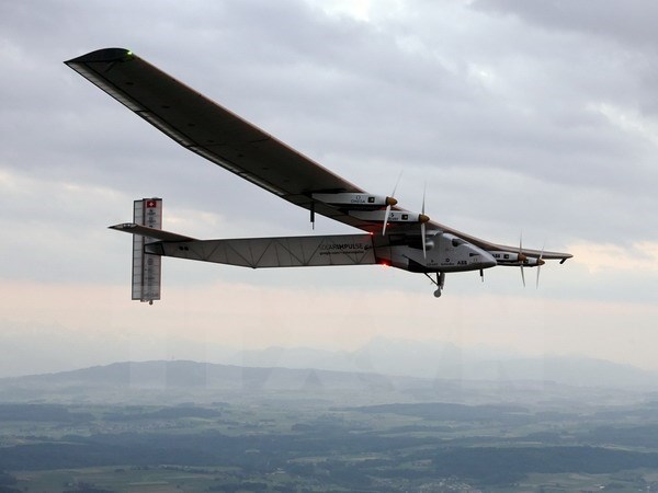 Chiếc máy bay năng lượng mặt trời bắt đầu cuộc hành trình vòng quanh thế giới