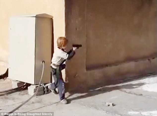 Một bé trai đang được ISIS huấn luyện các thao tác bắn súng và tránh đạn trong video mới nhất hôm 4/11