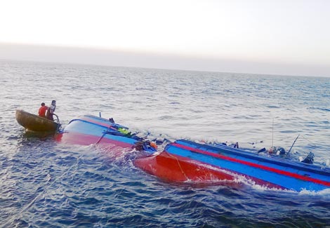 Đang đánh bắt cá trên biển, tàu cá lớn nhất Đà Nẵng bất ngờ bị chìm khiến 2 ngư dân mất tích.