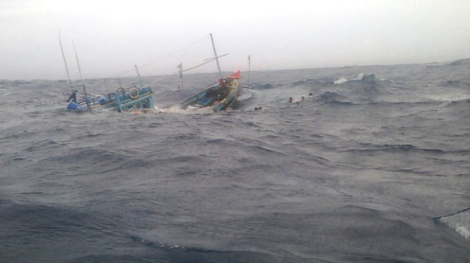 Chìm tàu cá ở Bình Định, 8 người may mắn thoát chết
