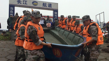 Khoảng 3.000 nhân viên và hơn 50 tàu nhỏ được huy động để phục vụ công tác cứu hộ tai nạn chìm tàu ở Trung Quốc