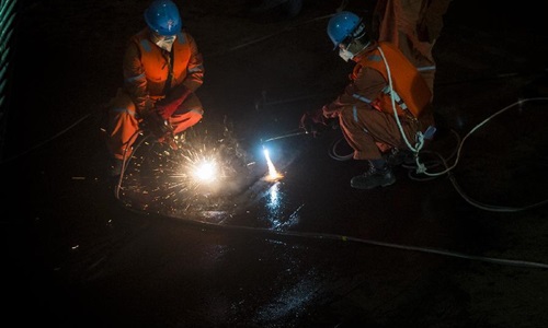 Các nhân viên cứu hộ cắt thân tàu trong một nỗ lực tìm thêm người còn sống trong vụ chìm tàu ở Trung Quốc