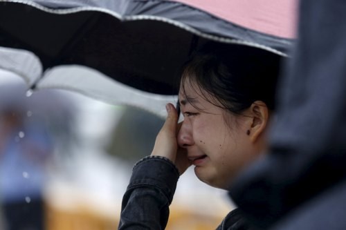 Gia đình các nạn nhân trong vụ tai nạn chìm tàu không giấu được nước mắt khi đứng đợi thông tin người thân tại một nhánh của sông Dương Tử