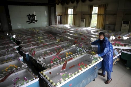 Các quan tài được chuẩn bị cho những nạn nhân thiệt mạng trong vụ chìm tàu ở Trung Quốc