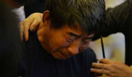 Ông Wu Jianqiang đau đớn khi biết vợ mình vẫn đang mất tích trong vụ tai nạn chìm tàu ở Trung Quốc