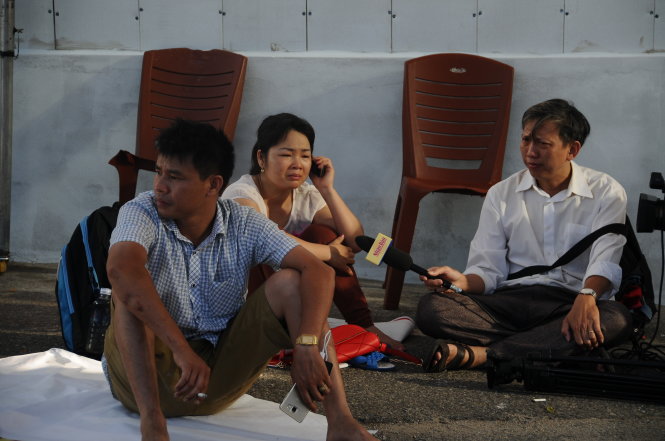 Một nhóm người thân thức trắng suốt đêm chờ tin người thân từ lực lượng cứu nạn vụ chìm tàu trên sông Hàn
