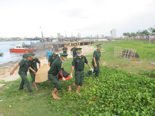 Thi thể nạn nhân Phạm Tấn Cường được đưa lên bờ sau một ngày đêm xảy ra vụ chìm tàu du lịch trên sông Hàn