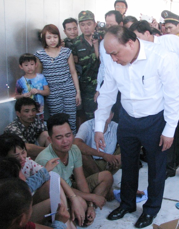 Thủ tướng Nguyễn Xuân Phúc thăm hỏi, động viên gia đình các nạn nhân vụ chìm tàu trên sông Hàn ở Đà Nẵng