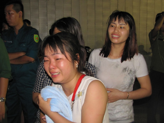 Người thân các nạn nhân trong vụ chìm tàu trên sông Hàn khóc ngất chờ tin từ đội cứu nạn
