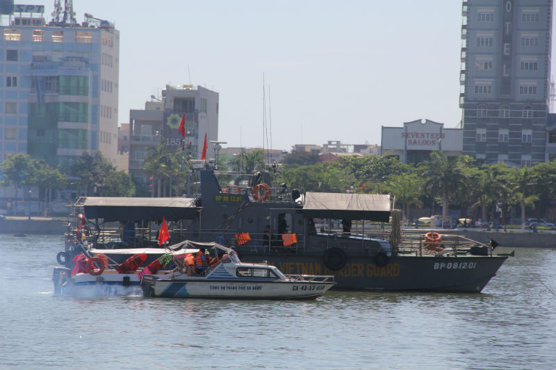 Gần 100 tàu thuyền, ca nô quần thảo trên sông Hàn để tìm kiếm 3 nạn nhân đang mất tích sau vụ chìm tàu du lịch ở Đà Nẵng