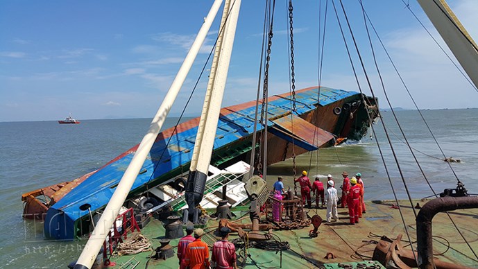 Lực lượng cứu hộ - cứu nạn đang tiến hành trục vớt tàu Hoàng Phúc 18
